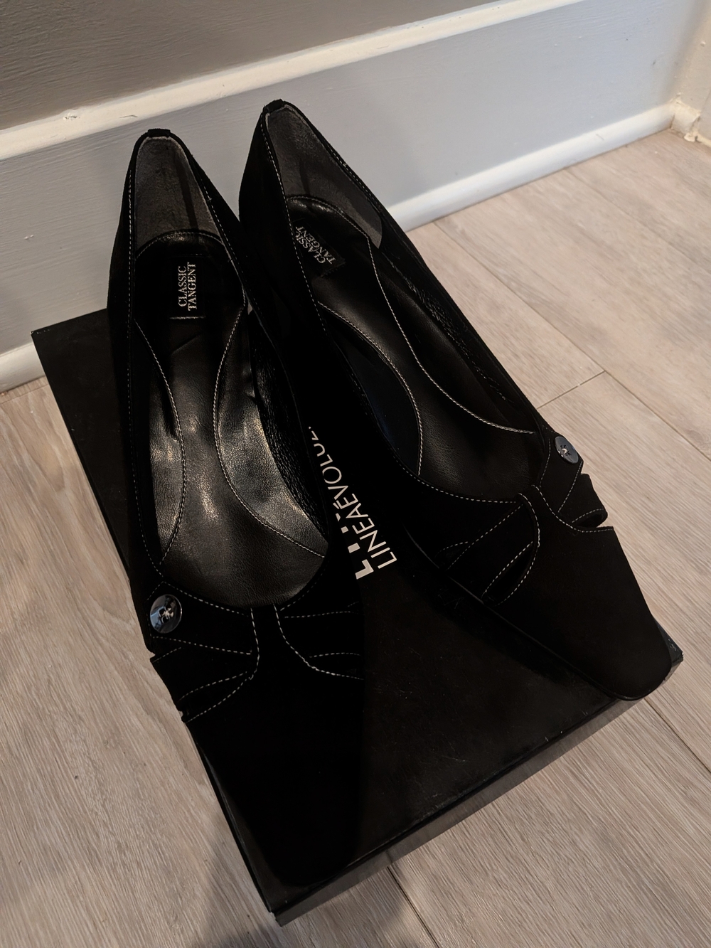 Unworn Made in Japan Classic Tangent Black Suede Pumps Size 7.5 (24.5cm)